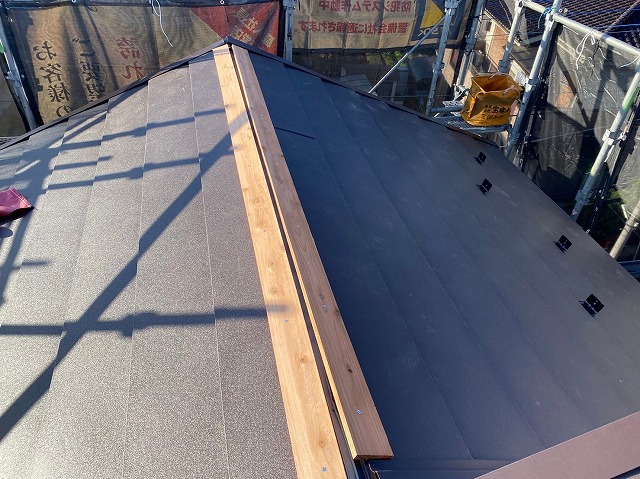 スレート屋根から横暖ルーフを使った屋根カバー工事を行いました！川口市屋根カバー工事　横暖ルーフαｓ　ニチハ　センタールーフ　スレートボロボロ　ガルバリウム鋼板　